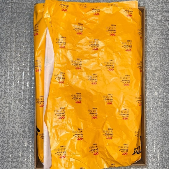 Like brand new, no crease, no scuff marks, come with box - Picture 9 of 11